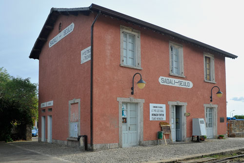 Sadali, Train Station