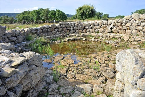 Santa Vittoria, big round hut
